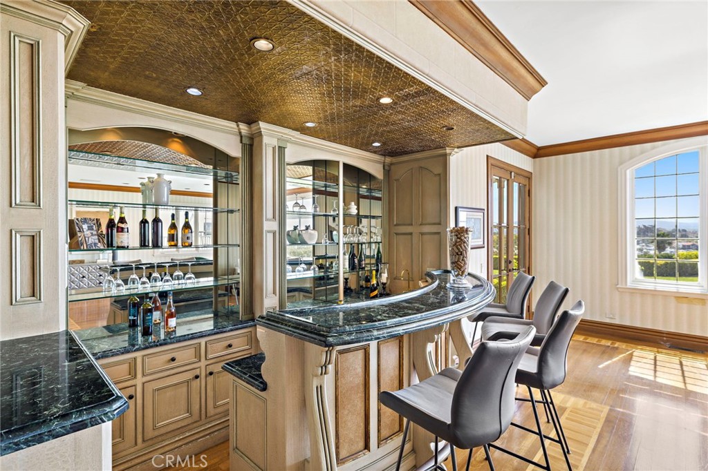 Large wet bar in the family room - 108 Kings Place, Newport Beach CA 92663 - photo 17