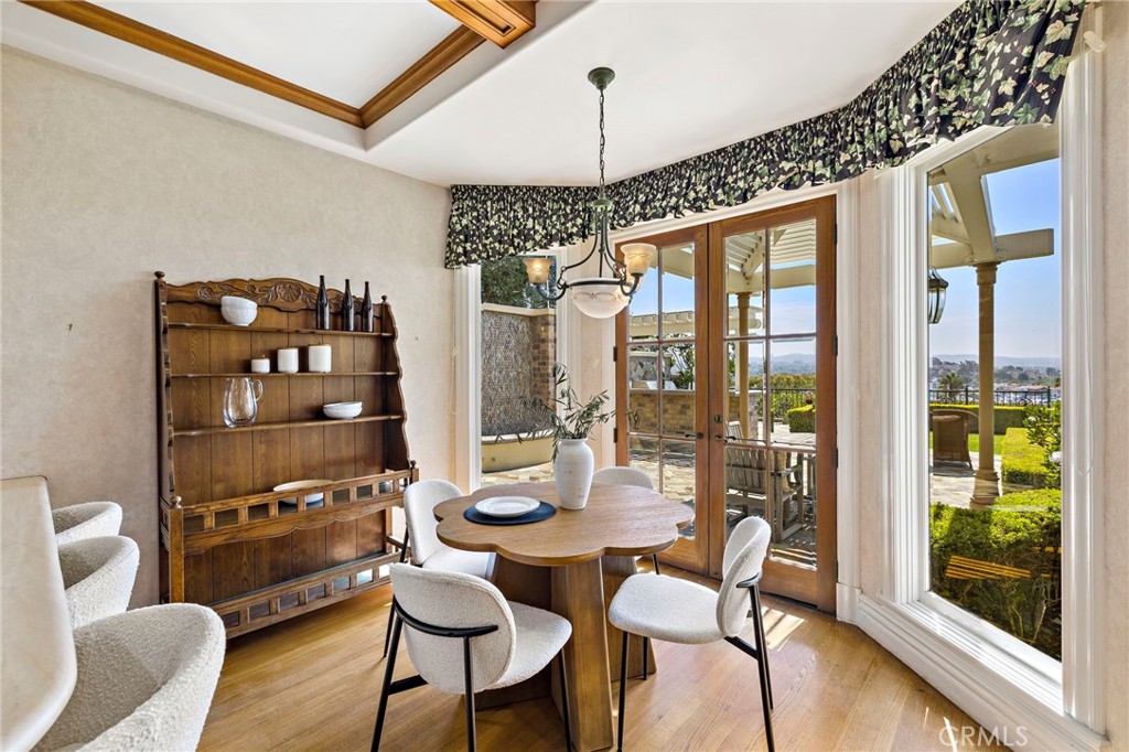 Kitchen dining area - 108 Kings Place, Newport Beach CA 92663 - photo 20