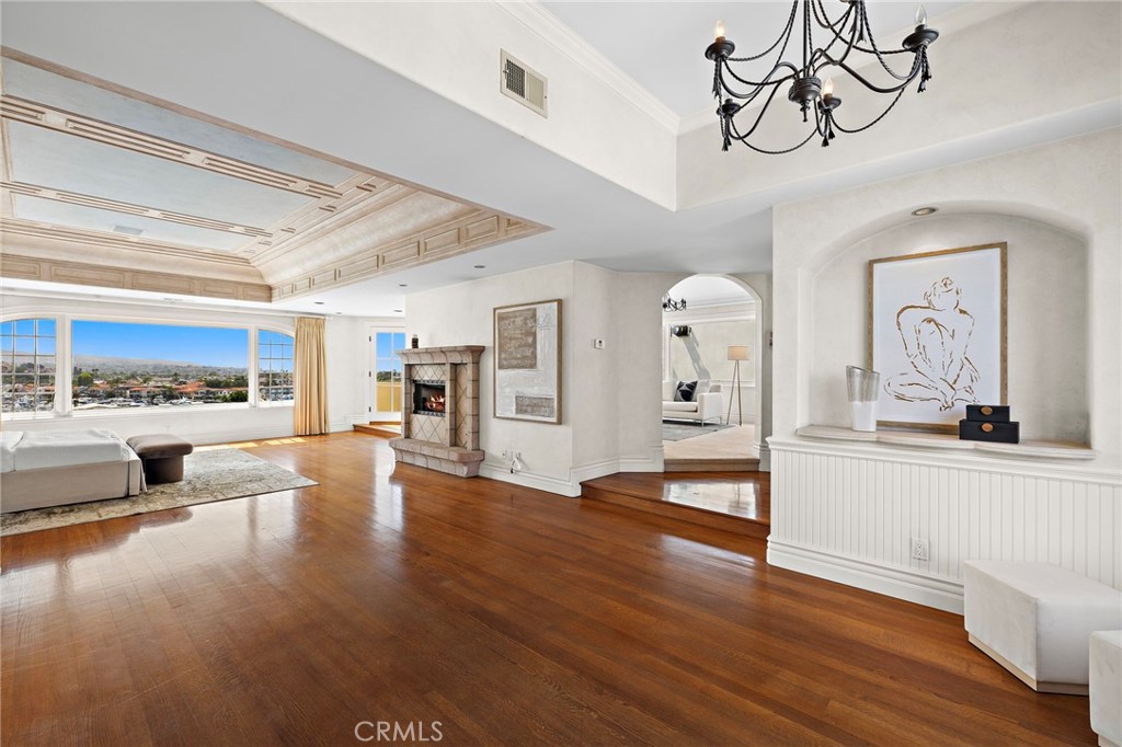 Primary bedroom suite - 108 Kings Place, Newport Beach CA 92663 - photo 22