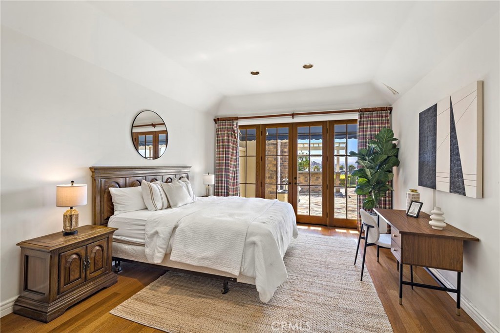 Primary downstairs bedroom - 108 Kings Place, Newport Beach CA 92663 - photo 42