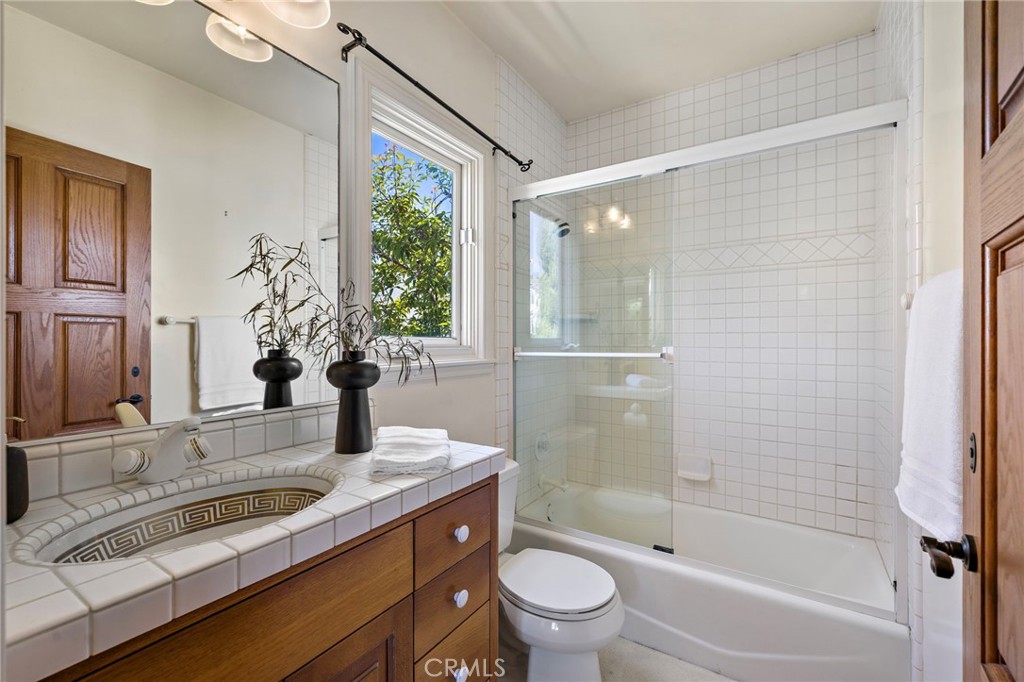 Apartment bathroom - 108 Kings Place, Newport Beach CA 92663 - photo 49