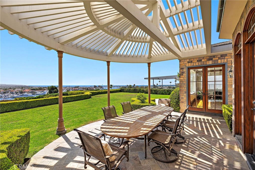 Large outdoor dining area - 108 Kings Place, Newport Beach CA 92663 - photo 58