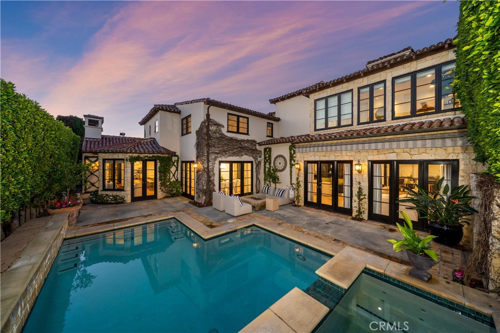 Is this really on Lido Isle? Yes.....a 5br + office, 5500sf+ pool home on approximately 2.5 lots - 110 Via Trieste, Newport Beach CA 92663 - photo 1