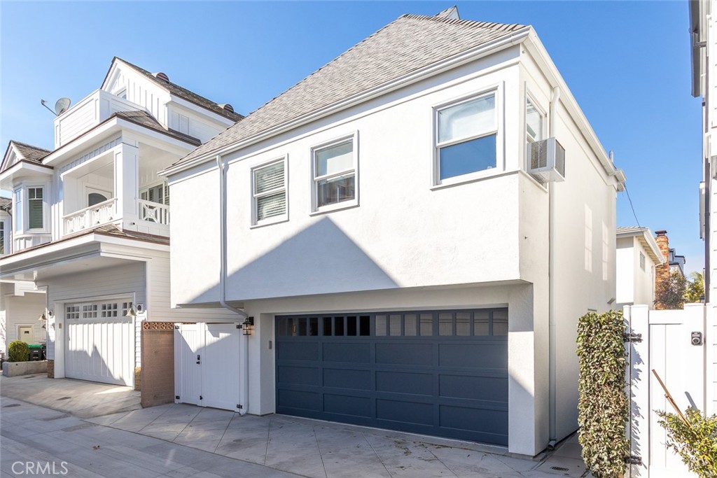 Back access from side gate. - 114 Emerald Avenue 1/2, Newport Beach CA 92662 - photo 1
