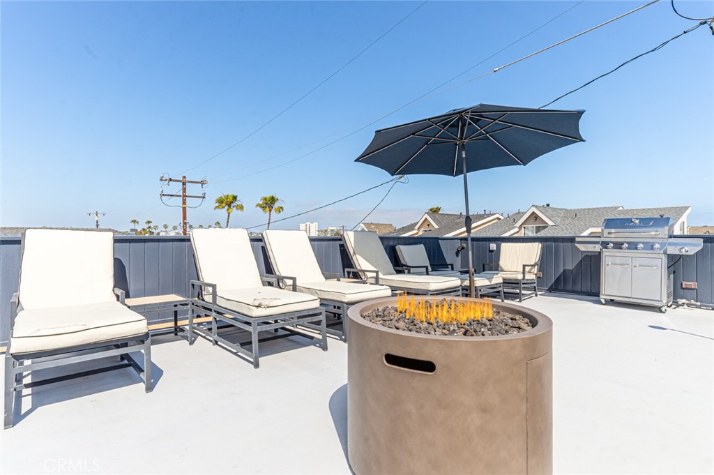 Private rooftop / gas fire pit - 120 34th Street, Newport Beach CA 92663 - photo 3