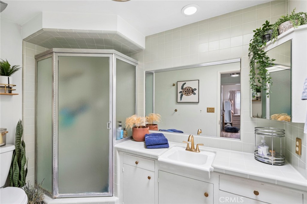 Guest Bath in 2nd floor unit - 122 Agate, Newport Beach CA 92662 - photo 28
