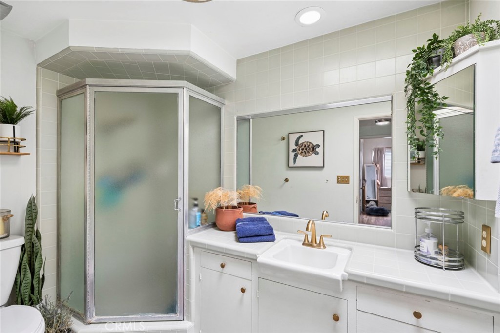 Guest Bath in 2nd floor unit - 122 Agate, Newport Beach CA 92662 - photo 28