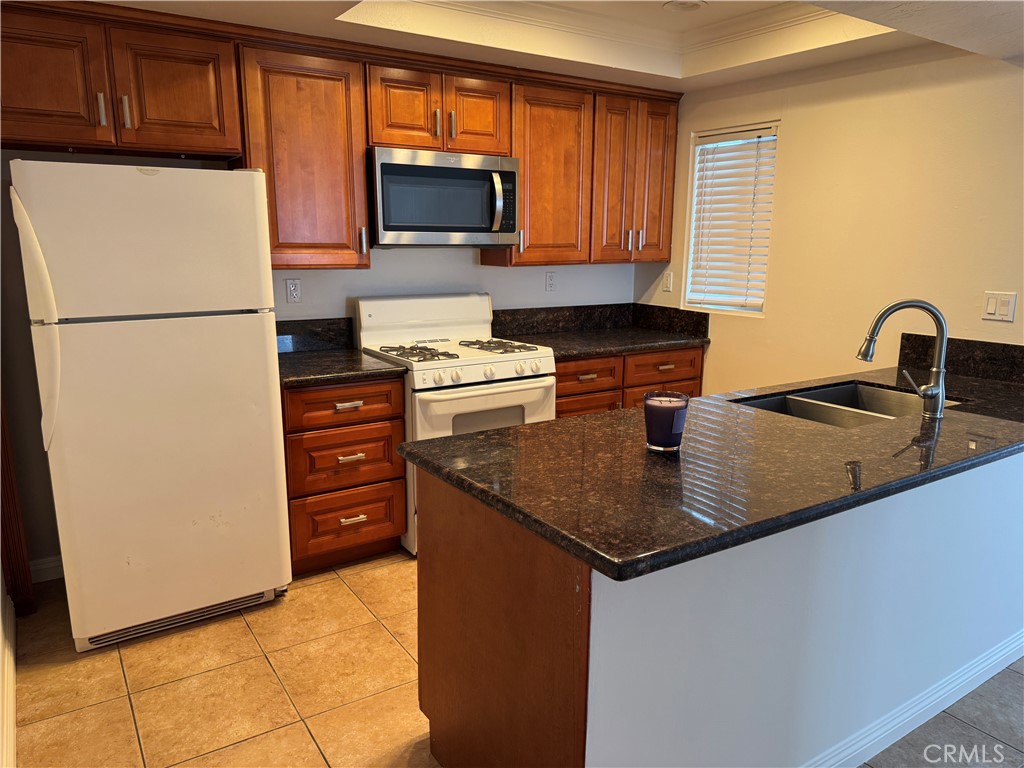 Kitchen - 125 46th Street B, Newport Beach CA 92663 - photo 9