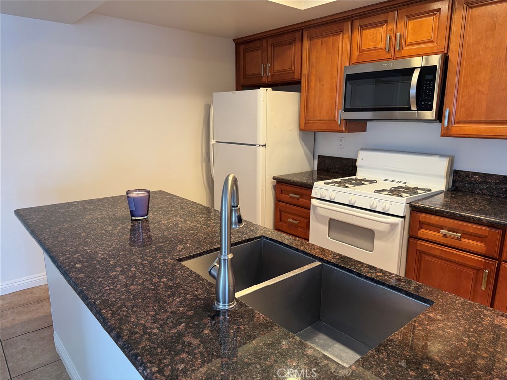 Kitchen - 125 46th Street B, Newport Beach CA 92663 - photo 10