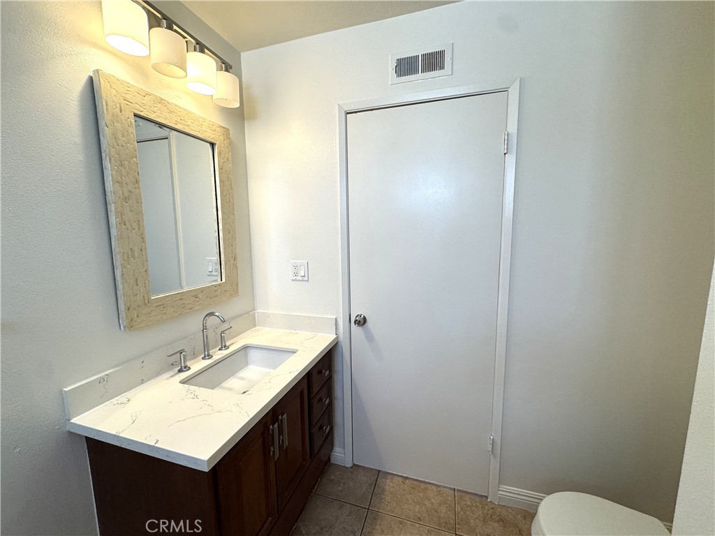 Guest Bathroom - 125 46th Street B, Newport Beach CA 92663 - photo 19