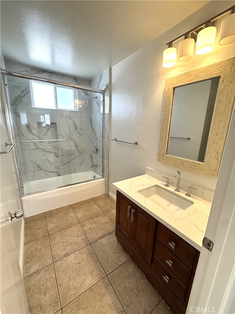 Guest Bathroom - 125 46th Street B, Newport Beach CA 92663 - photo 20