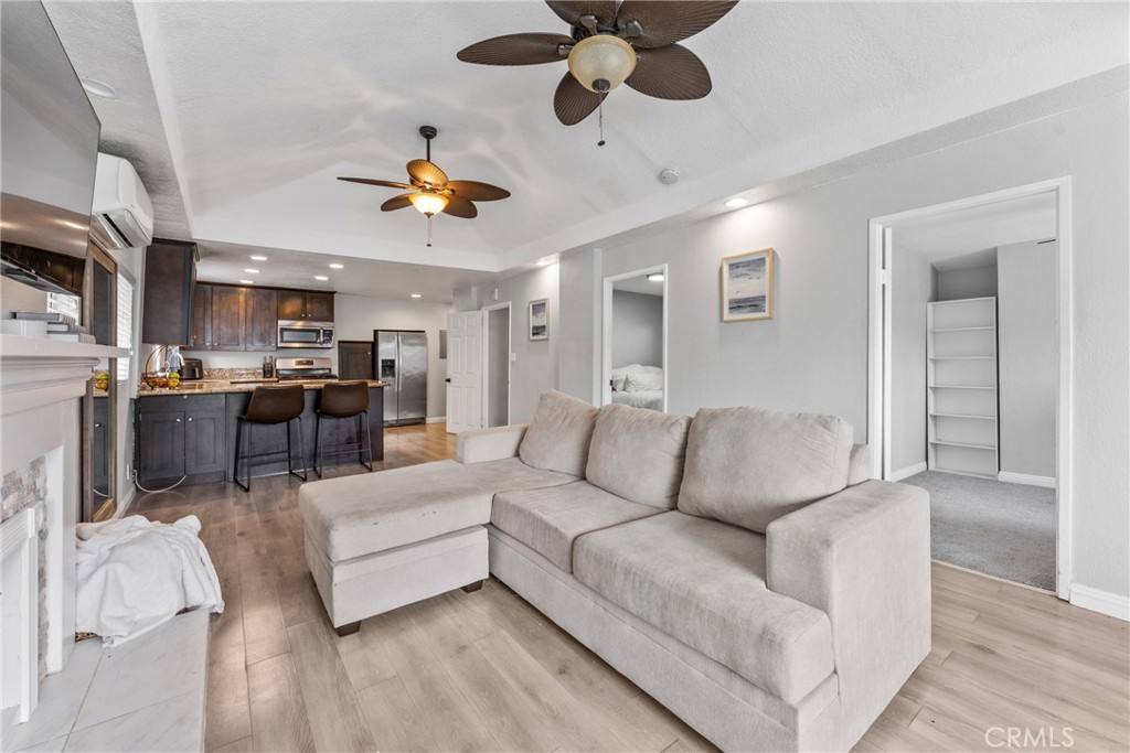 Living area - 126 E Balboa, Newport Beach CA 92661 - photo 6