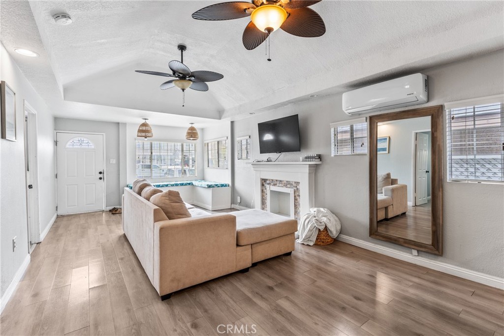 Spacious Living room - 126 E Balboa, Newport Beach CA 92661 - photo 7