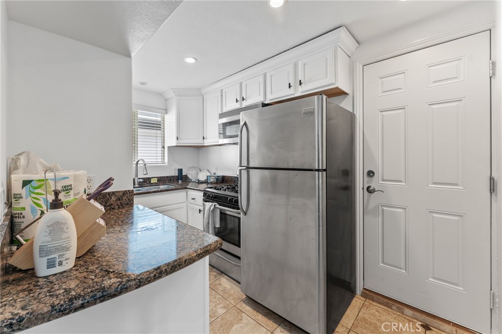 Triplex #3 Kitchen - 126 E Balboa, Newport Beach CA 92661 - photo 25