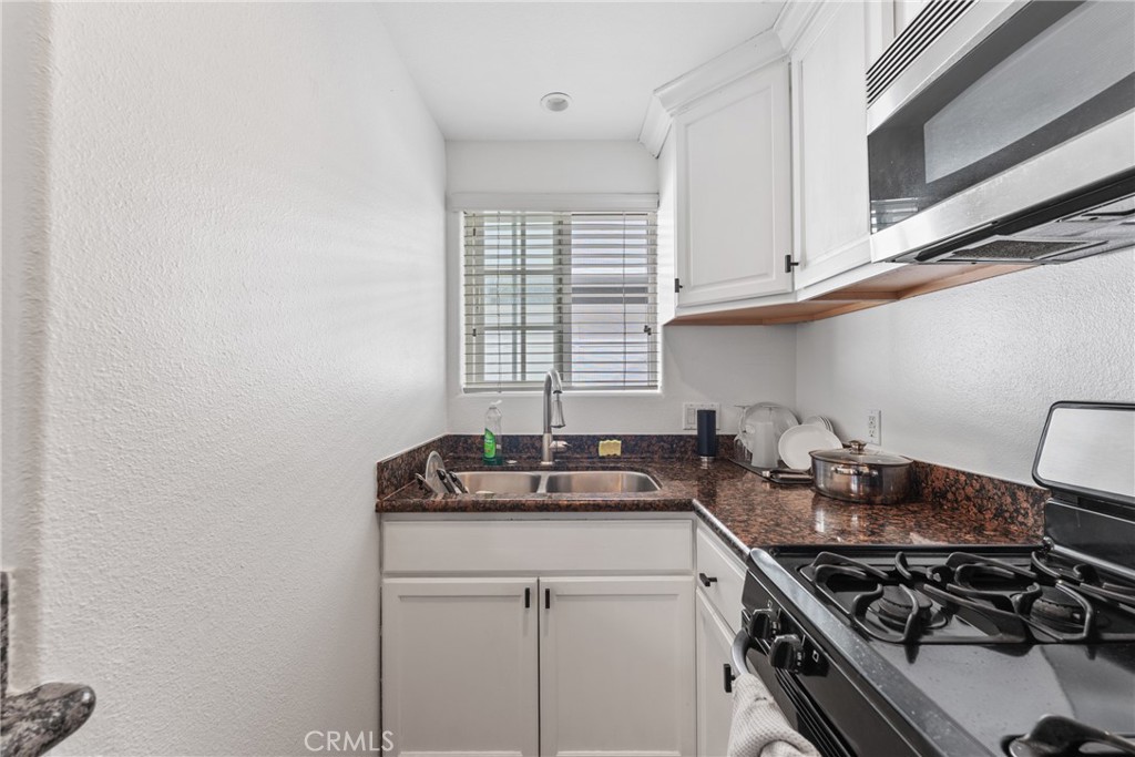 Triplex #3 Kitchen - 126 E Balboa, Newport Beach CA 92661 - photo 27