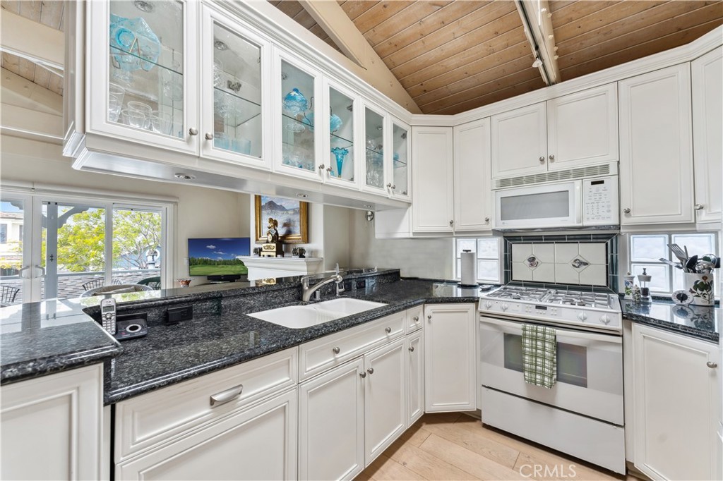 130 Topaz 1/2, Newport Beach CA 92662 - photo 12