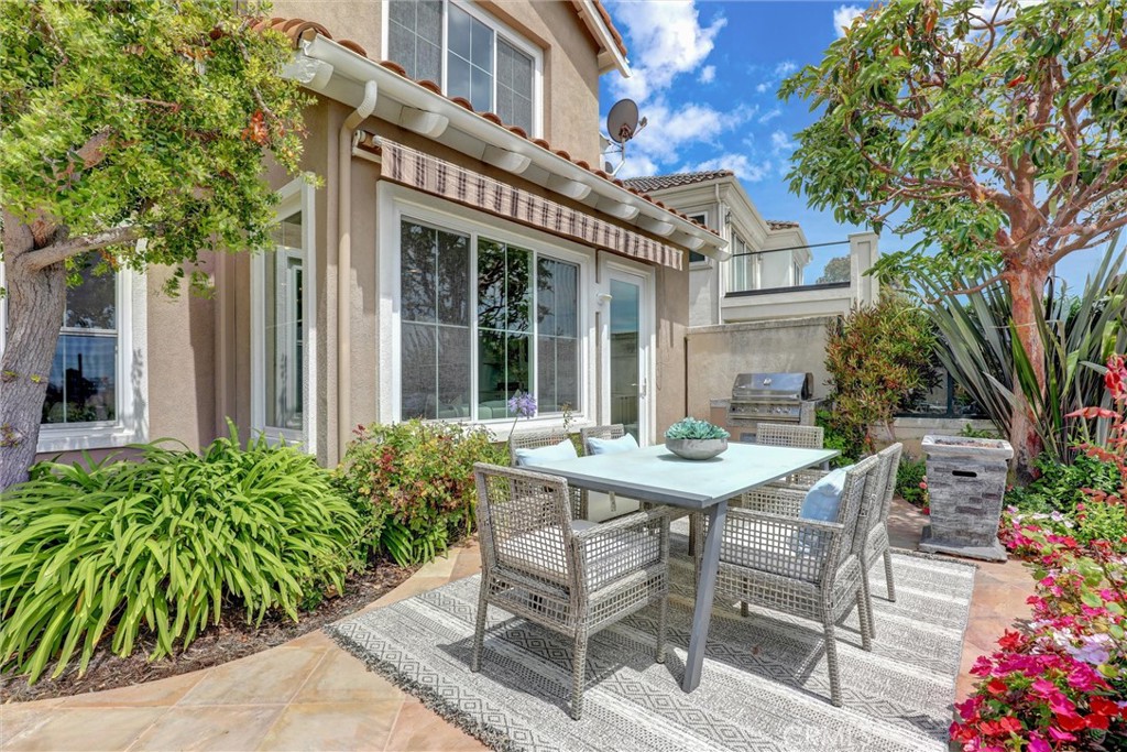 The private patio is designed for effortless outdoor dining, complete with a built-in barbecue and beautifully landscape - 1402 Sea Ridge Drive, Newport Beach CA 92660 - photo 37