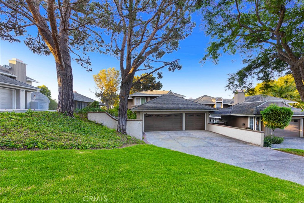 Situated on a premium single loaded street and a cul-de-sac. - 16 Lucerne, Newport Beach CA 92660 - photo 1
