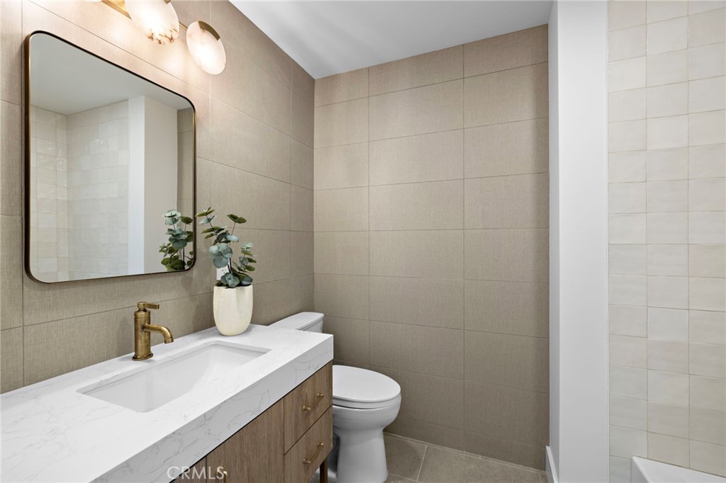 Upstairs hall bath with full size bathtub - 1700 Port Ashley, Newport Beach CA 92660 - photo 31