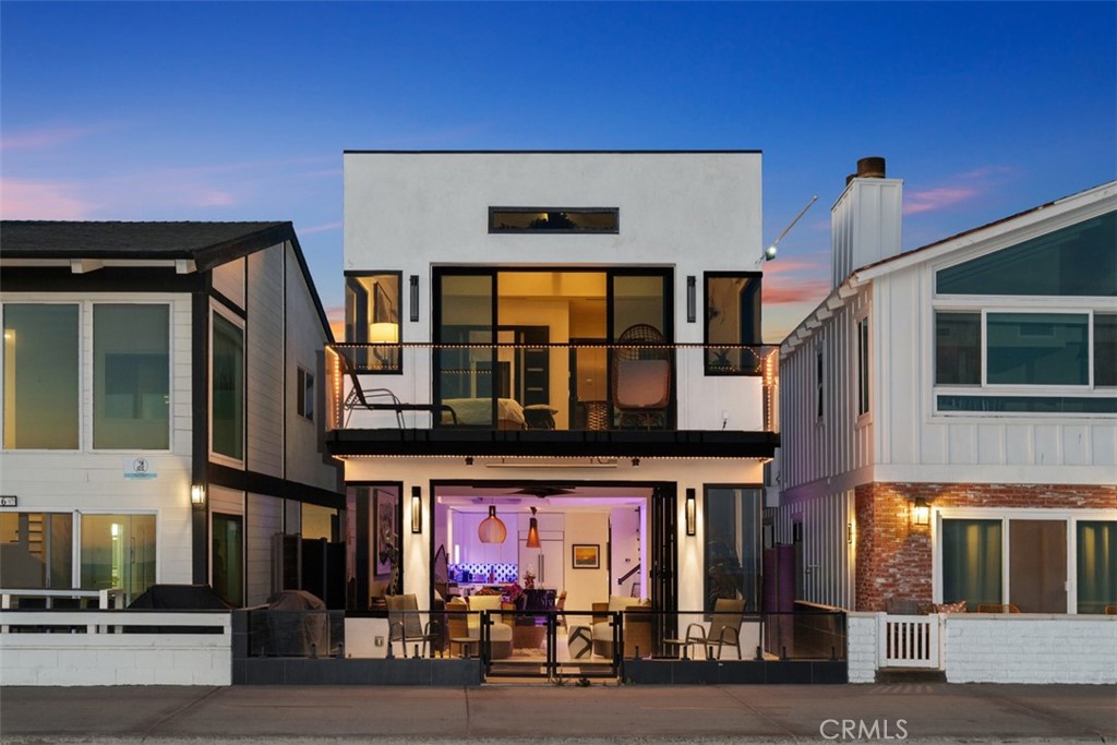Dramatic lighting throughout...set the mood as you wish! - 1904 W Oceanfront, Newport Beach CA 92663 - photo 4