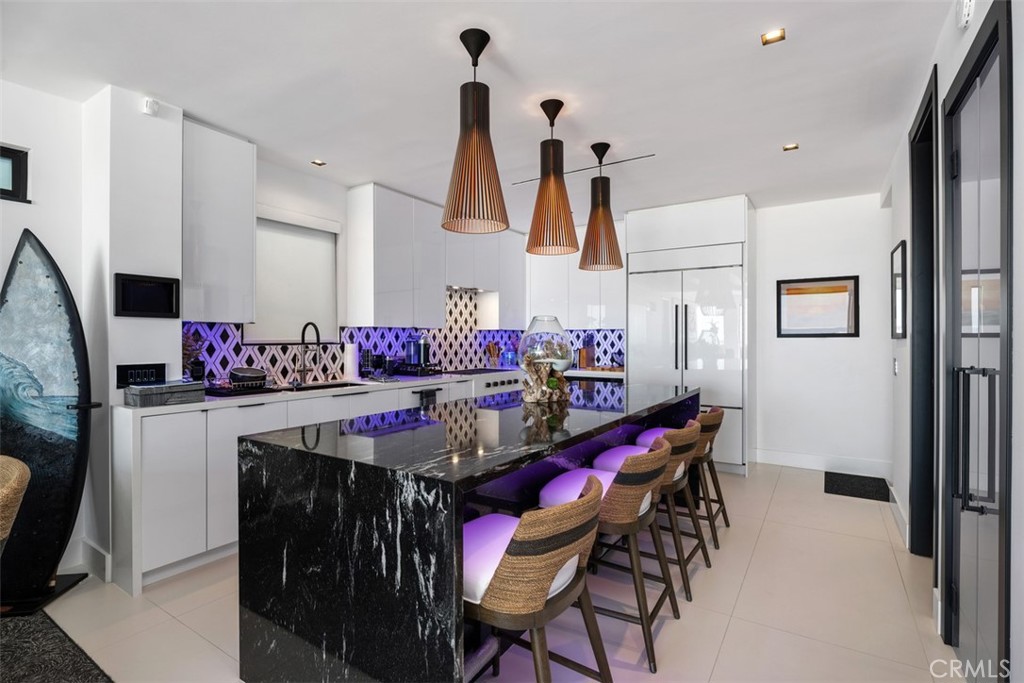 Spacious kitchen island and breakfast bar - 1904 W Oceanfront, Newport Beach CA 92663 - photo 11
