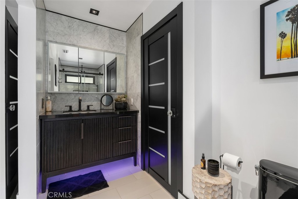 Guest bathroom - 1904 W Oceanfront, Newport Beach CA 92663 - photo 25