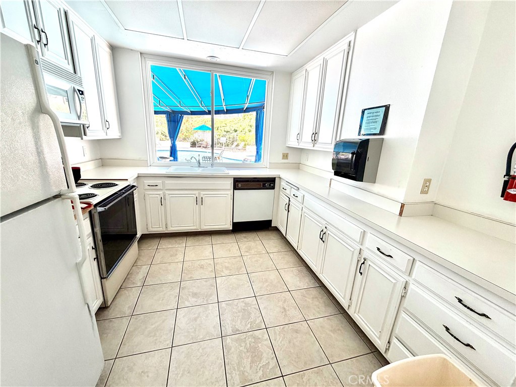 Clubhouse kitchen - 200 Mcneil 110, Newport Beach CA 92663 - photo 16