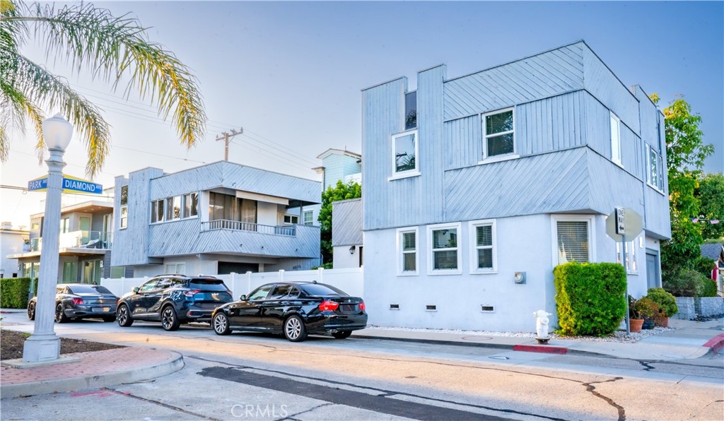 Desirable location at Diamond Ave and Park Ave - 201 Diamond Avenue, Newport Beach CA 92662 - photo 1