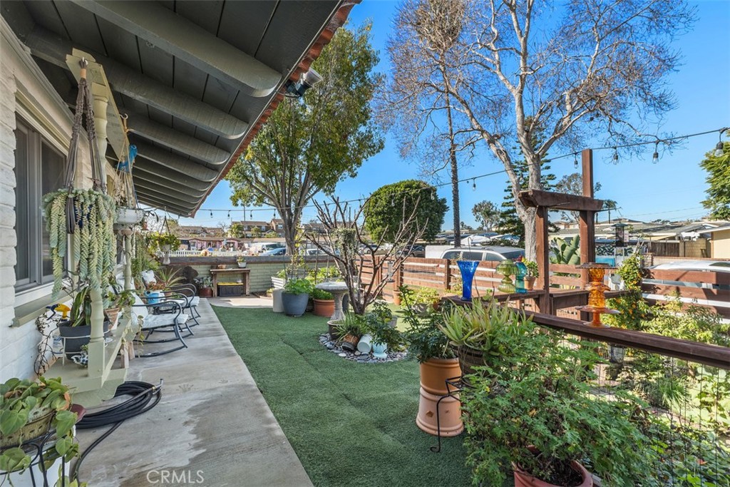 Front yard with garden - 20292 RIVERSIDE, Newport Beach CA 92660 - photo 7