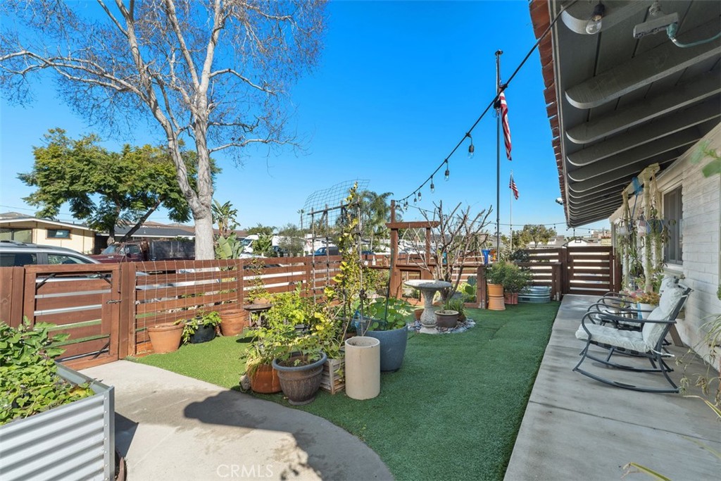 Another view of front yard - 20292 RIVERSIDE, Newport Beach CA 92660 - photo 8