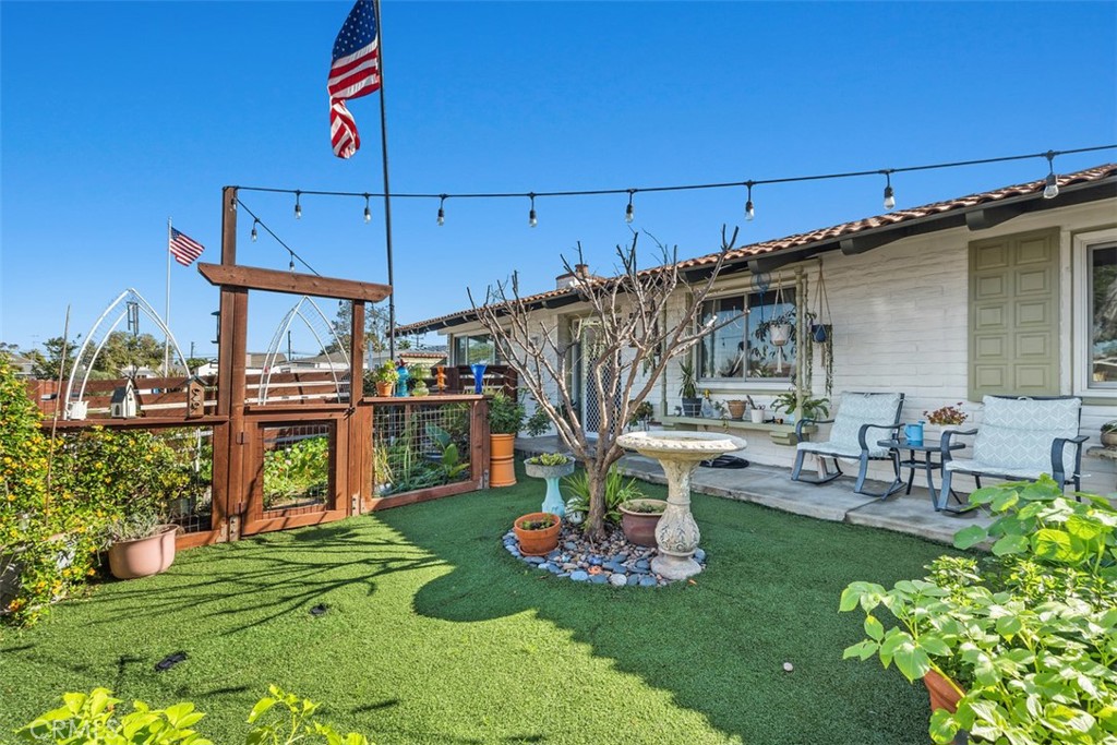 Section of front yard adjacent to the garden - 20292 RIVERSIDE, Newport Beach CA 92660 - photo 9