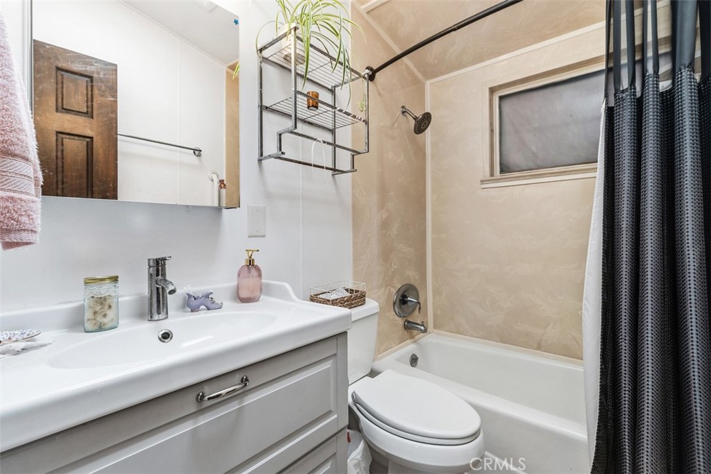 guest ( 2nd ) bathroom - 20292 RIVERSIDE, Newport Beach CA 92660 - photo 28