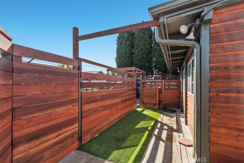 Outdoor run, leading to the backyard - 20292 RIVERSIDE, Newport Beach CA 92660 - photo 30