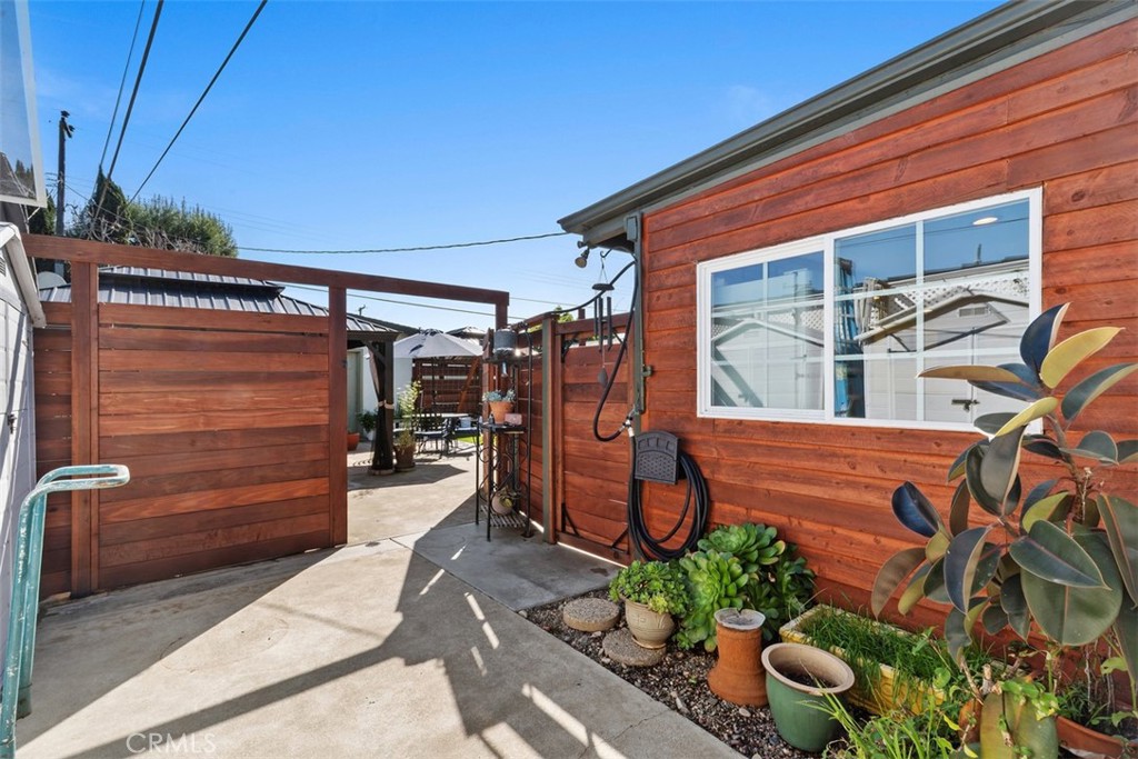 View to the backyard area with a pergola - 20292 RIVERSIDE, Newport Beach CA 92660 - photo 31