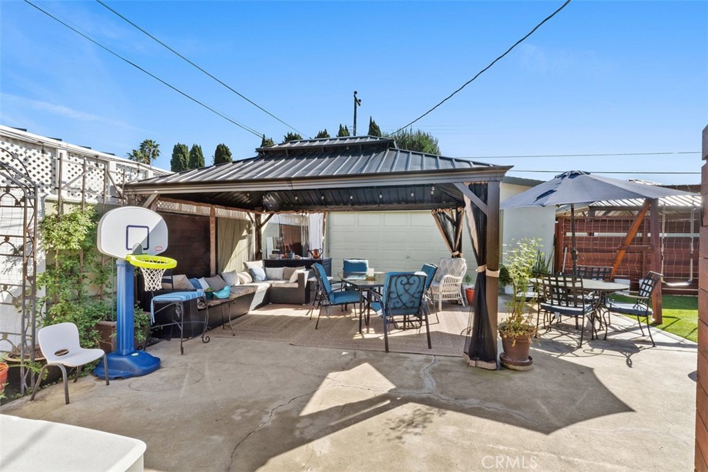 Outdoor entertainment area - 20292 RIVERSIDE, Newport Beach CA 92660 - photo 32