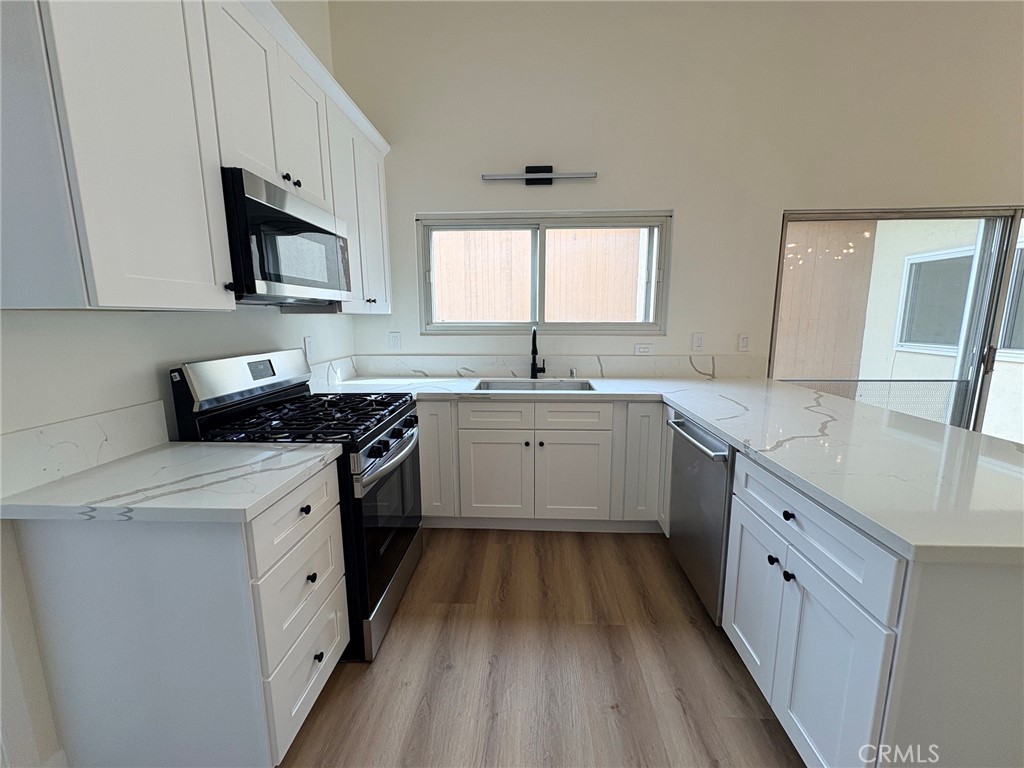 New appliances - 20452 SW Cypress, Newport Beach CA 92660 - photo 4
