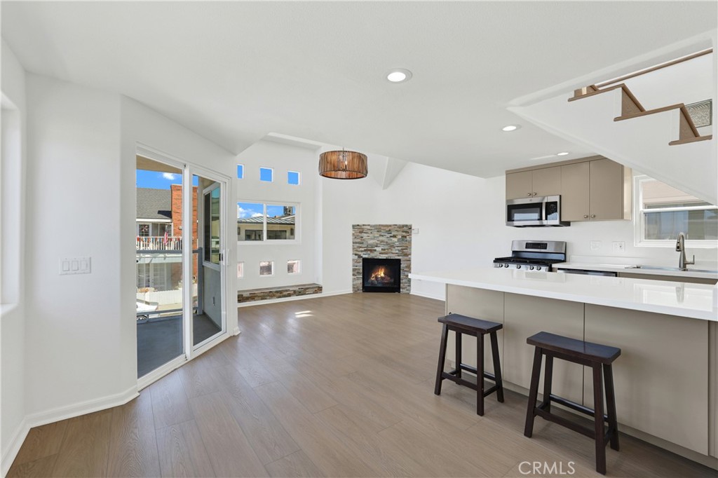 Bright open living space with large island & kitchen - 206 30th 1/2, Newport Beach CA 92663 - photo 3