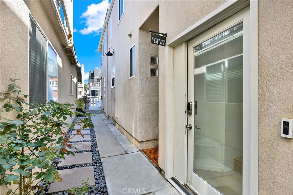Side front entry and outdoor shower - 206 30th 1/2, Newport Beach CA 92663 - photo 23
