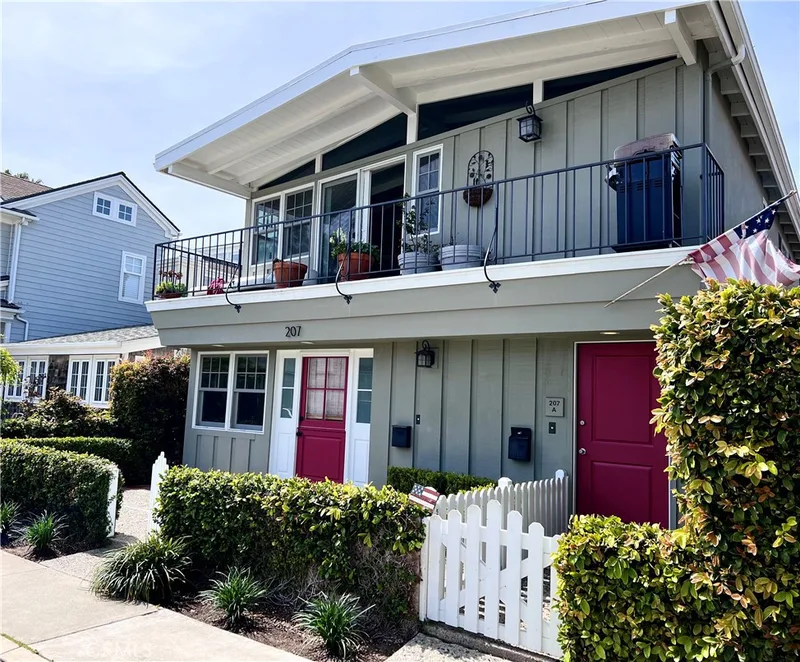 207 Ruby Avenue, Newport Beach, CA 92662