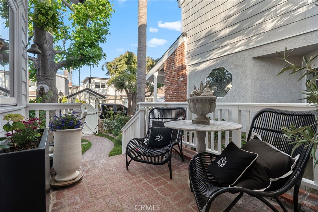 Step up to the quaint entry - 209 Diamond Avenue, Newport Beach CA 92662 - photo 9