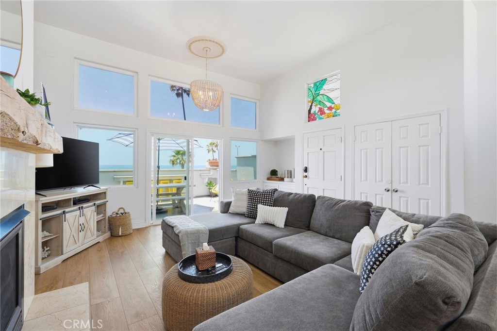 Unit A: Living room area looking towards the ocean - 2202 W Oceanfront, Newport Beach CA 92663 - photo 5