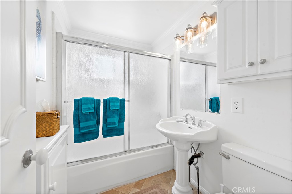 Upstairs back unit bathroom - 224 Amethyst, Newport Beach CA 92662 - photo 28