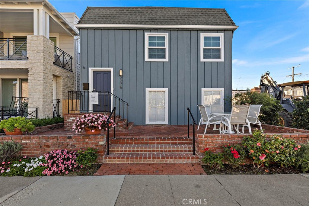 Corner location with lots of sun - 227 1/2 Coral Avenue, Newport Beach CA 92662 - photo 1