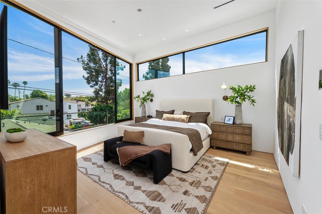 Second primary suite on second level with oversized windows wired for retractable blinds. - 2398 Redlands Drive, Newport Beach CA 92660 - photo 27