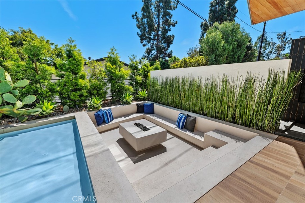 Sunken sitting area with outdoor fireplace - 2398 Redlands Drive, Newport Beach CA 92660 - photo 36