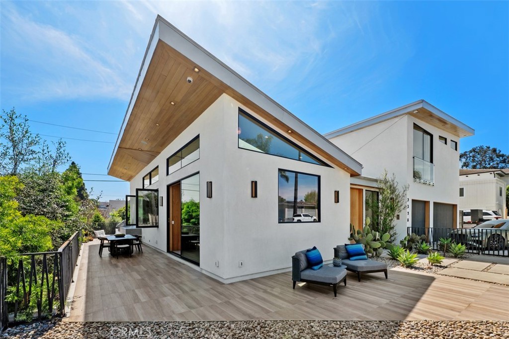 Multiple outdoor spaces to enjoy - 2398 Redlands Drive, Newport Beach CA 92660 - photo 38