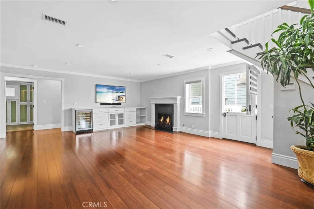 Living room - 2520 Cliff Drive, Newport Beach CA 92663 - photo 34