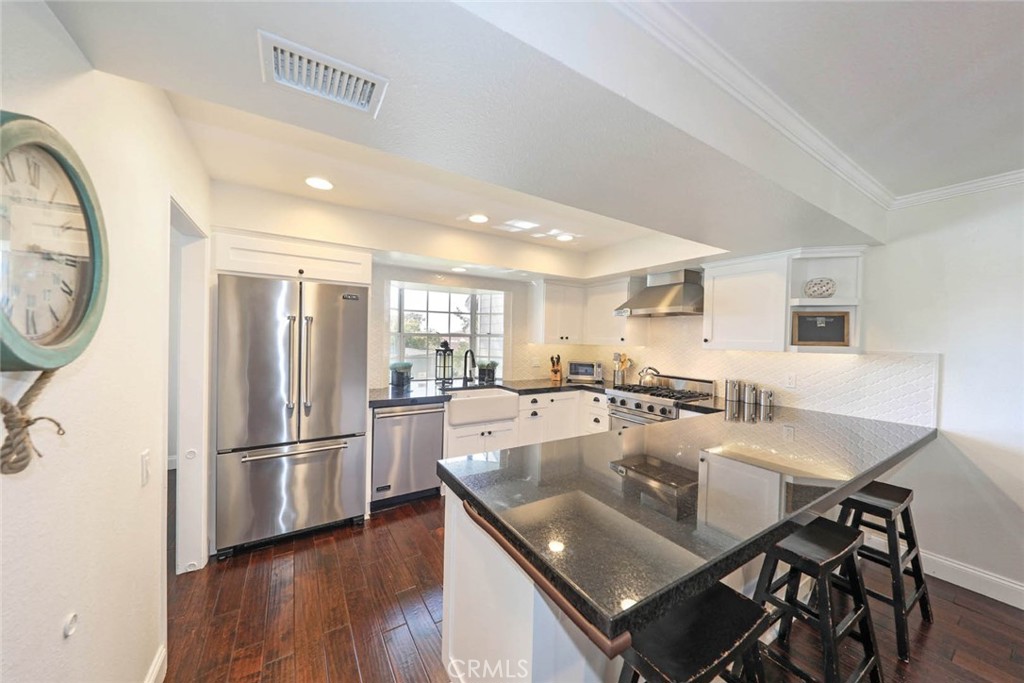 Breakfast peninsula - 2707 Hillside Drive, Newport Beach CA 92660 - photo 5