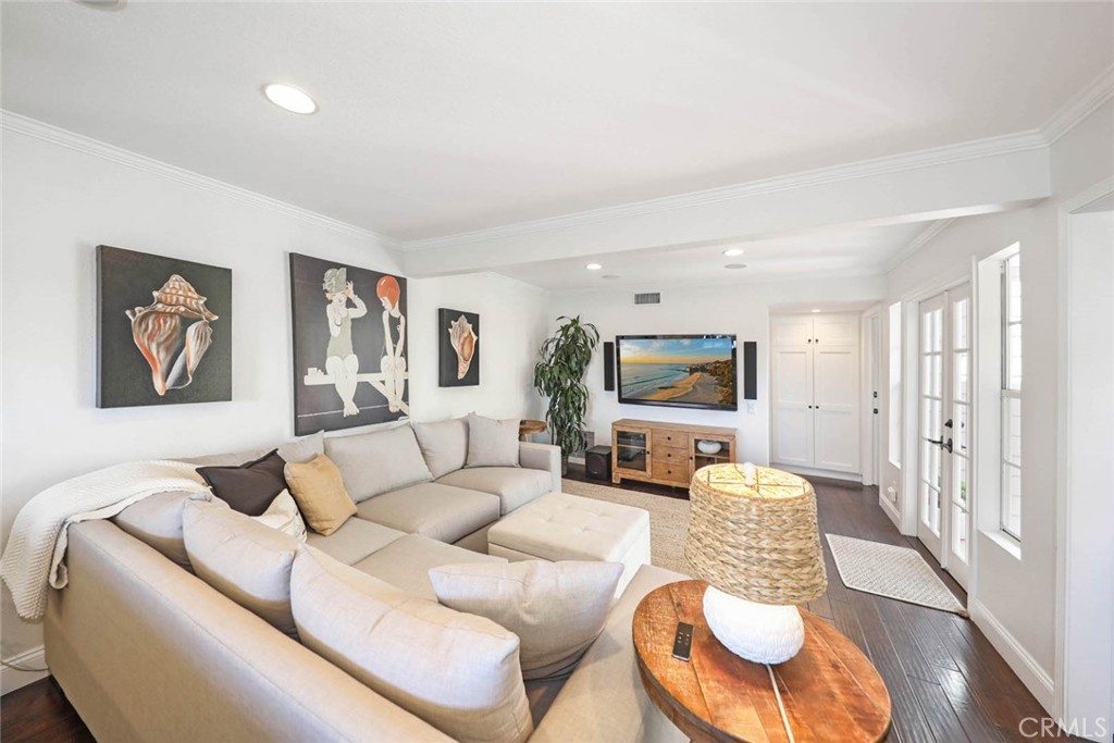 Family room light and bright - 2707 Hillside Drive, Newport Beach CA 92660 - photo 6