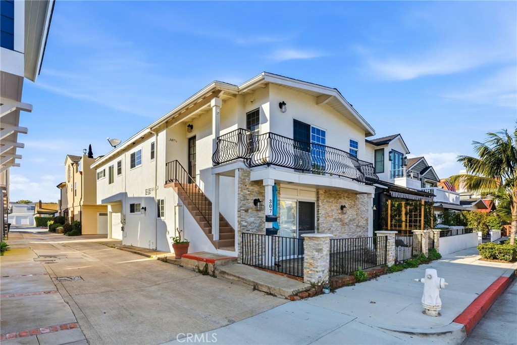 307 Anade Avenue 1/2, Newport Beach CA 92661 - photo 1